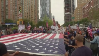 Около 9 хиляди общински служители в Ню Йорк излязоха в